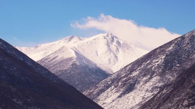 林场雪山云雾景象