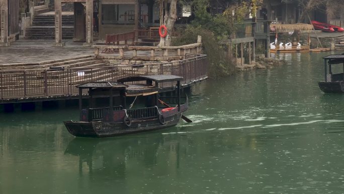 小镇春雨河流小船古镇绿水青山河道旅游