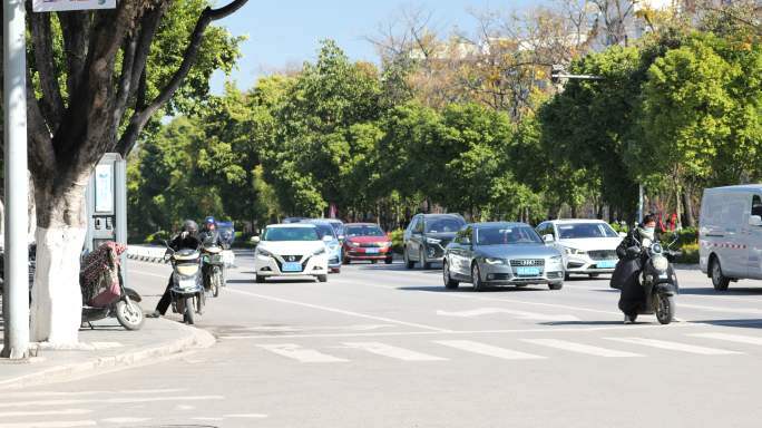 马路城市街道人轿车汽车摩托车流