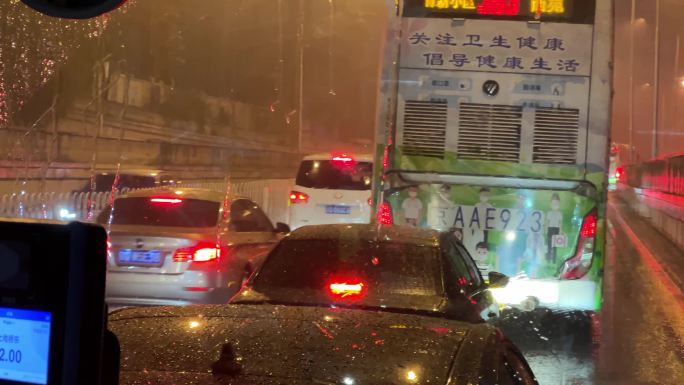镜头合集下雨雨天行驶的公交车雨天夜晚坐2