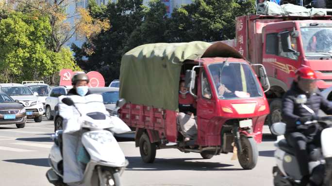 马路城市街道人轿车汽车摩托车流