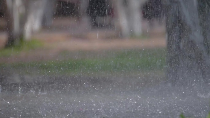 暴雨在路面溅起的水花