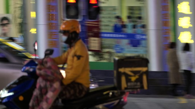 马路城市街道人轿车汽车摩托车流