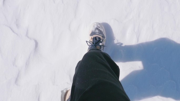 雪地行走的人