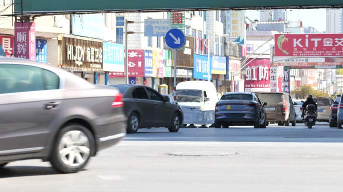 马路城市街道人轿车汽车摩托车流