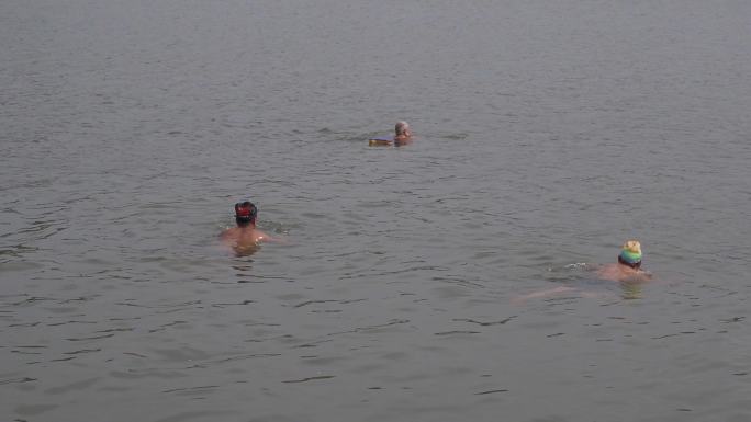 男人在江河中游泳