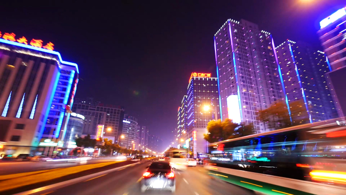 夜晚汽车在城市中穿梭 车流延时