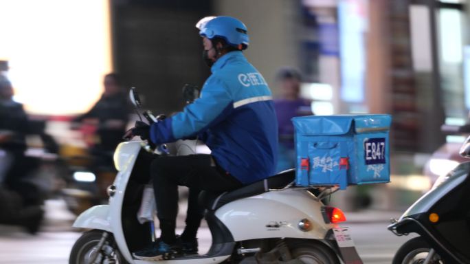 马路城市街道人轿车汽车摩托车流