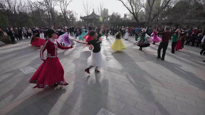 【4K】公园里跳新疆舞的退休生活