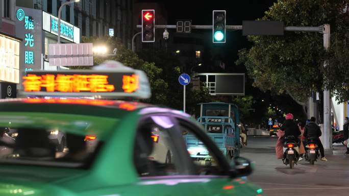 马路城市街道人轿车汽车摩托车流