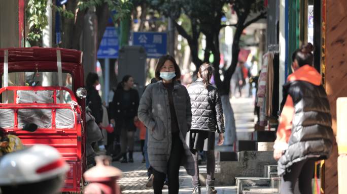 马路城市街道人轿车汽车摩托车流