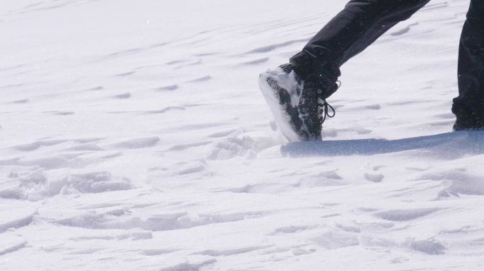 雪地行走的人