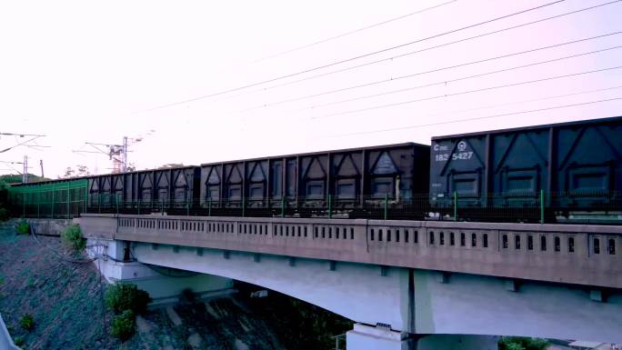 武汉火车从长江大桥黄鹤楼驶过