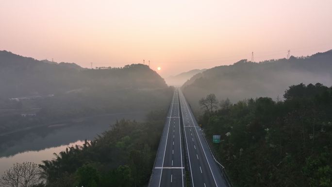 清晨日出下山边漓江上的高速公路大桥的薄雾
