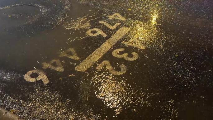 镜头合集雨天夜晚下雨公交车站行人马路1