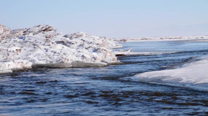 青海湖边冰雪融化的河口