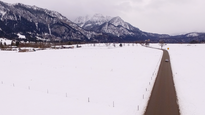 汽车行驶在雪地 雪地公路 航拍 雪地开车