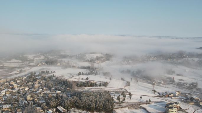 航拍雪后云海下的村庄