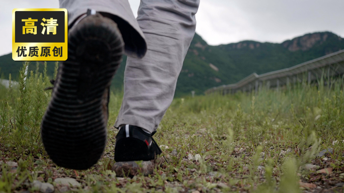 工人走路背影 脚步步伐走路特写 走山路