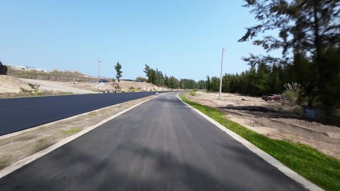 汽车行驶在公路第一视角