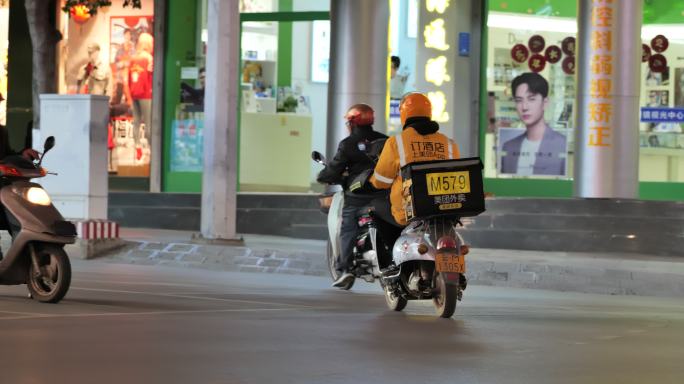 马路城市街道人轿车汽车摩托车流