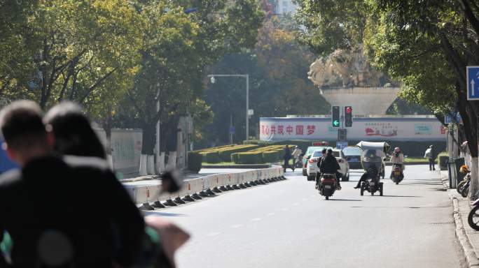 马路城市街道人轿车汽车摩托车流