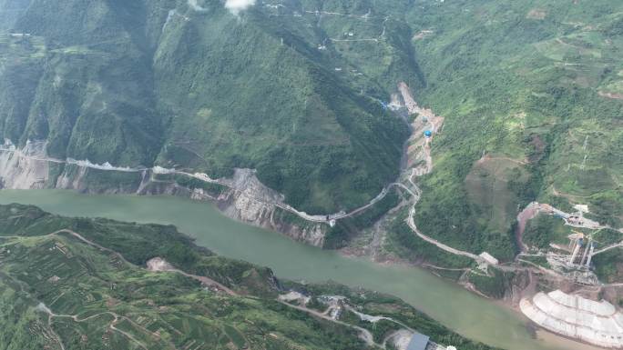 航拍大山环抱县城4K