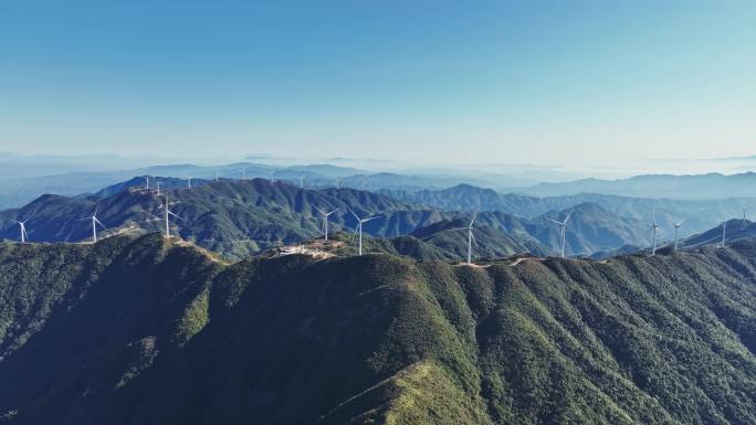 高山里的新能源风力发电（福建宁化）