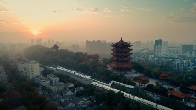 高铁穿过黄鹤楼