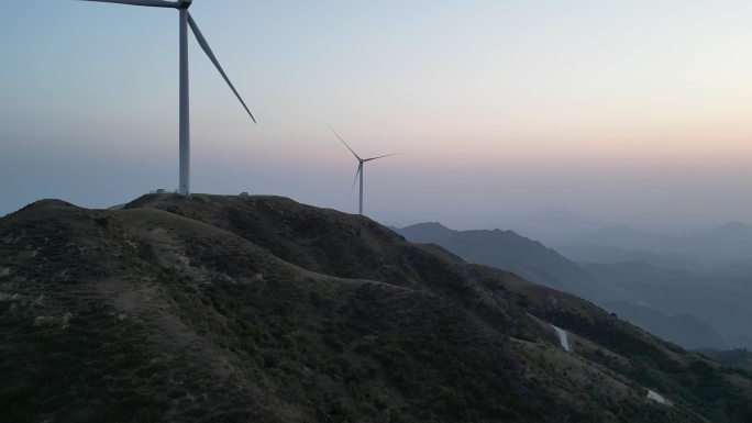 高山黄昏夕阳风力发电场舒适意境