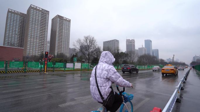 西安市高新区沣惠南路雨天道路车辆人流