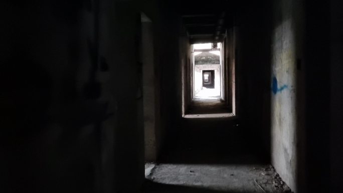 阴影阴暗的走廊房子住宅楼过道行走阴暗恐怖
