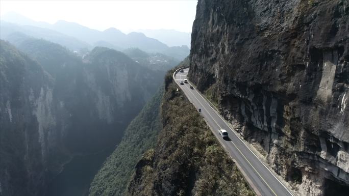 山里的崖壁公路