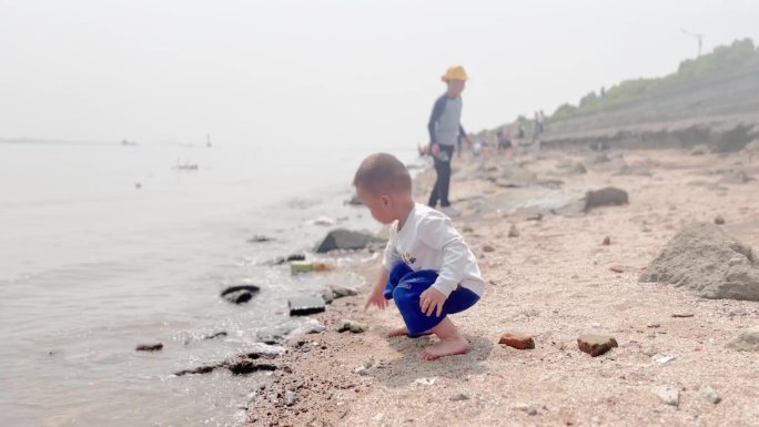江边玩耍扔石头玩耍小孩