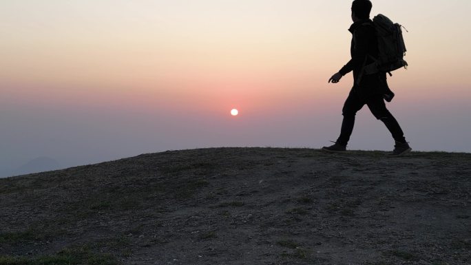 夕阳里的人剪影