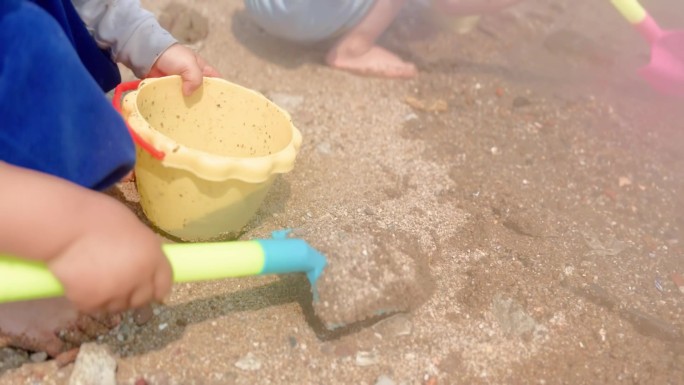 玩水玩泥沙玩耍的孩子动作特写