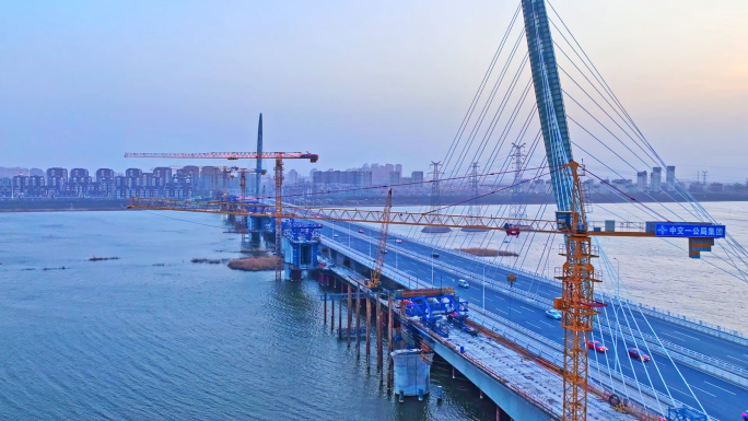 高铁桥梁建设轻轨轨道动车大国工程大国重器