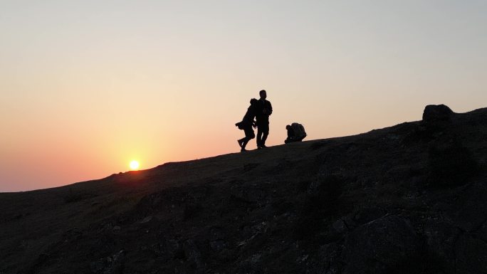 夕阳里的人剪影