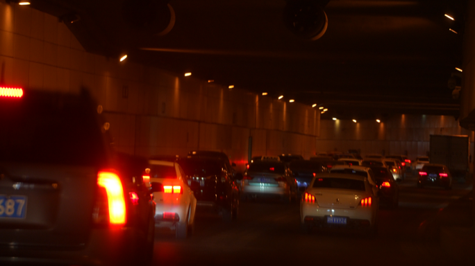 汽车穿过隧道 城市 隧道