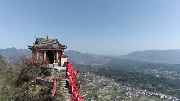 两个年轻人走进山神庙