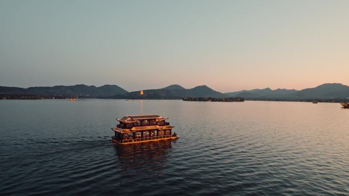 航拍西湖夜景 游船 保俶塔