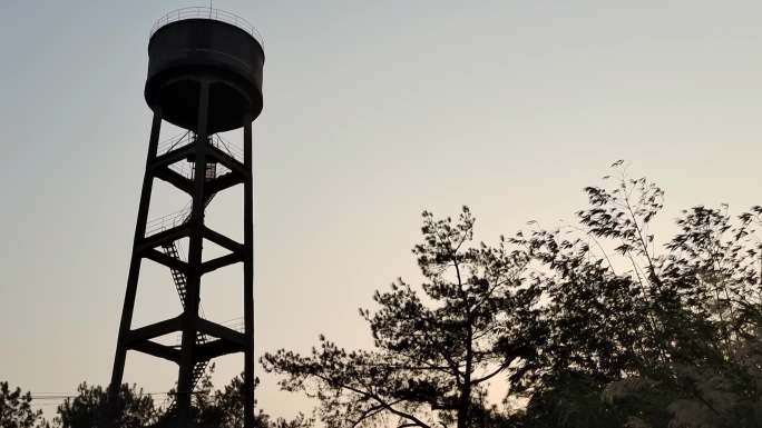 水塔荒废的旧水塔厂区工人生活用水水泥水塔