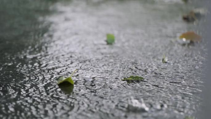 雨水雨滴地面溅起水花