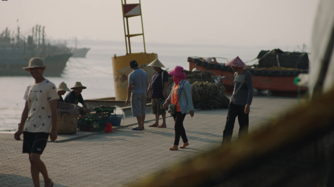 L海边夕阳下的渔港渔民生活
