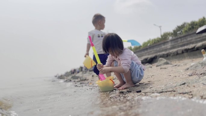 江边玩水玩泥沙