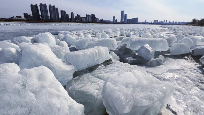 冰块与城市 初春的江面 冰雪初融
