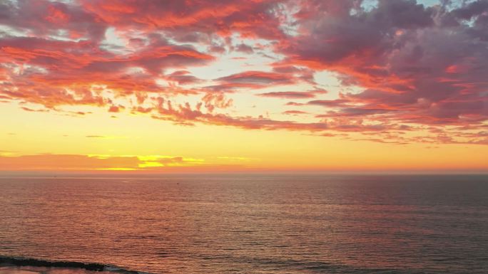 海上日出日落的美丽夕阳晚霞