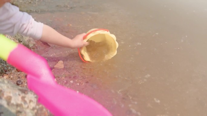 玩水玩泥沙玩耍的孩子脚步特写