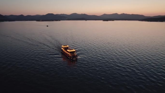 航拍西湖夜景 游船 保俶塔