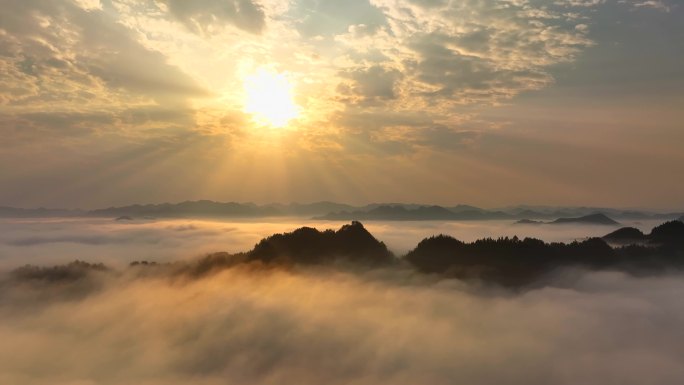 山区日出云海